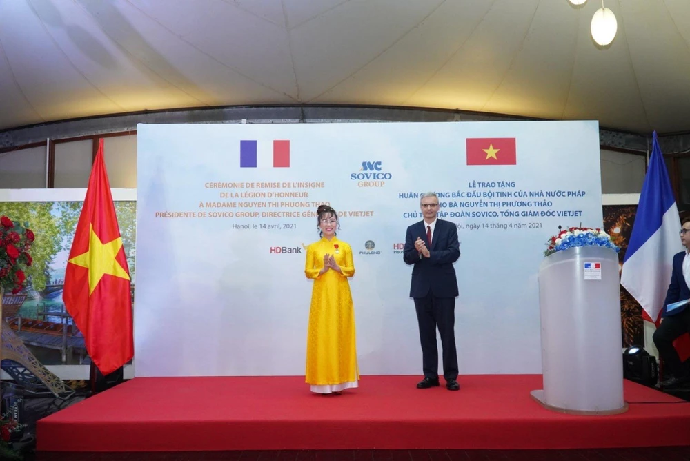Đại sứ Pháp Nicolas Warnery trao Huân chương Bắc đẩu bội tinh cho bà Nguyễn Thị Phương Thảo. (Ảnh: CTV/Vietnam+)