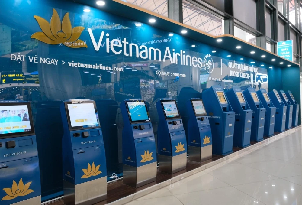 Hành khách có thể làm thủ tục trực tuyến tại các Kiosk check-in của hãng hàng không Vietnam Airlines. (Ảnh: CTV/Vietnam+)