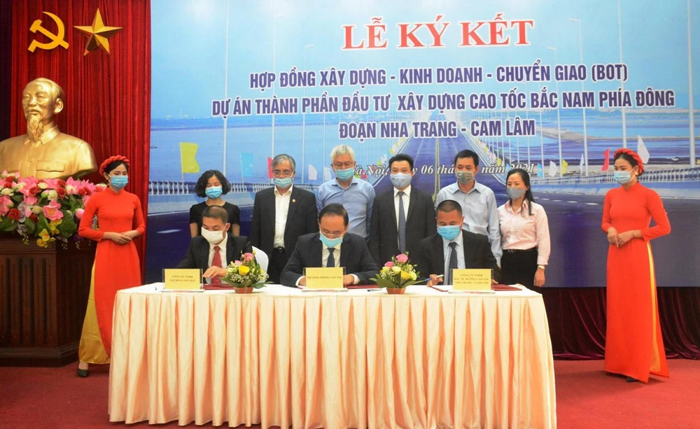 Bộ Giao thông Vận tải và Công ty Trách nhiệm hữu hạn Tập đoàn Sơn Hải ký kết đầu tư cao tốc Nha Trang-Cam Lâm theo hình thức PPP. (Ảnh: Việt Hùng/Vietnam+)
