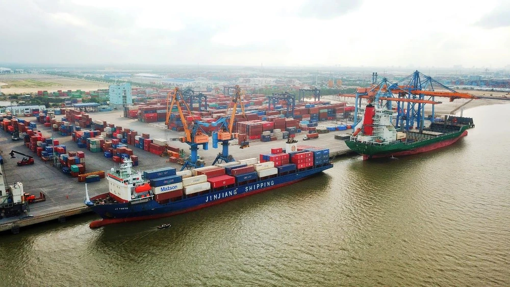 Bốc xếp container tại một bến cảng Hải Phòng. (Ảnh: CTV/Vietnam+)