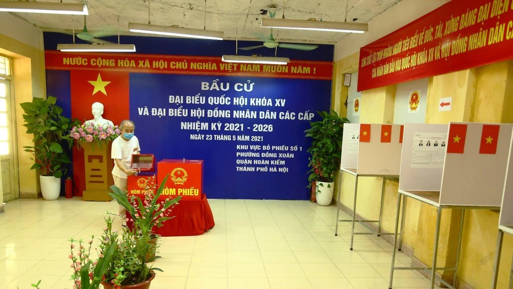 Tổ bầu cử tại phường Đồng Xuân, quận Hoàn Kiếm, Hà Nội kiểm tra, rà soát kỹ càng hòm phiếu trước khi cử tri đi bầu cử. (Ảnh: Xuân Quảng/Vietnam+)