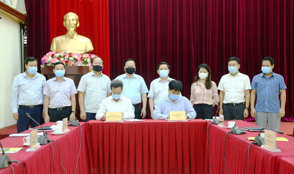 Bộ Giao thông Vận tải đã tiến hành ký kết hợp đồng đặt hàng bảo trì đường sắt quốc gia cho Tổng công ty Đường sắt Việt Nam. (Ảnh: CTV/Vietnam+)