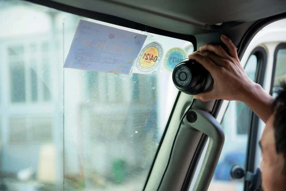 Camera lắp trong xe kinh doanh vận tải sẽ giám sát được trạng thái của lái xe. (Ảnh: CTV/Vietnam+)