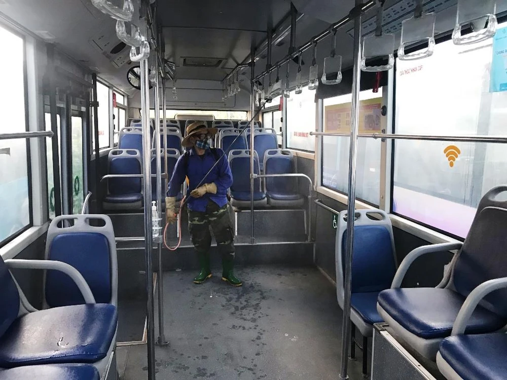 Xe buýt của Tổng công ty Vận tải Hà Nội luôn đảm bảo yêu cầu về phòng, chống dịch theo quy định như phun khử khuẩn phương tiện trước và sau mỗi đợt vận chuyển cách ly. (Ảnh: CTV/Vietnam+)