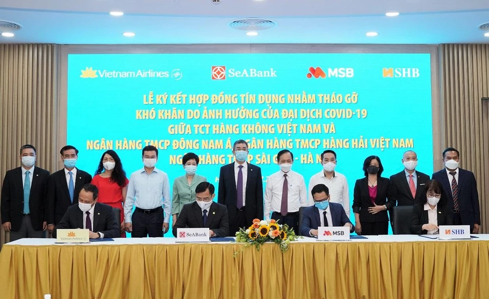 Đại diện lãnh đạo Vietnam Airlines và 3 ngân hàng thương mại ký kết hợp đồng tín dụng. (Ảnh: CTV/Vietnam+)