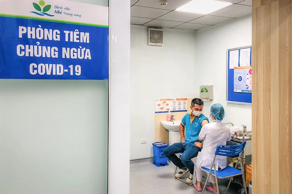 Nhân viên Vietnam Airlines được tiêm vaccine COVID-19. (Ảnh: CTV/Vietnam+)