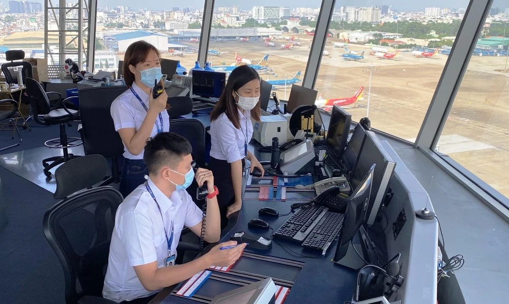Nhân viên kiểm soát viên không lưu tại sân bay Tân Sơn Nhất. (Ảnh: CTV/Vietnam+)