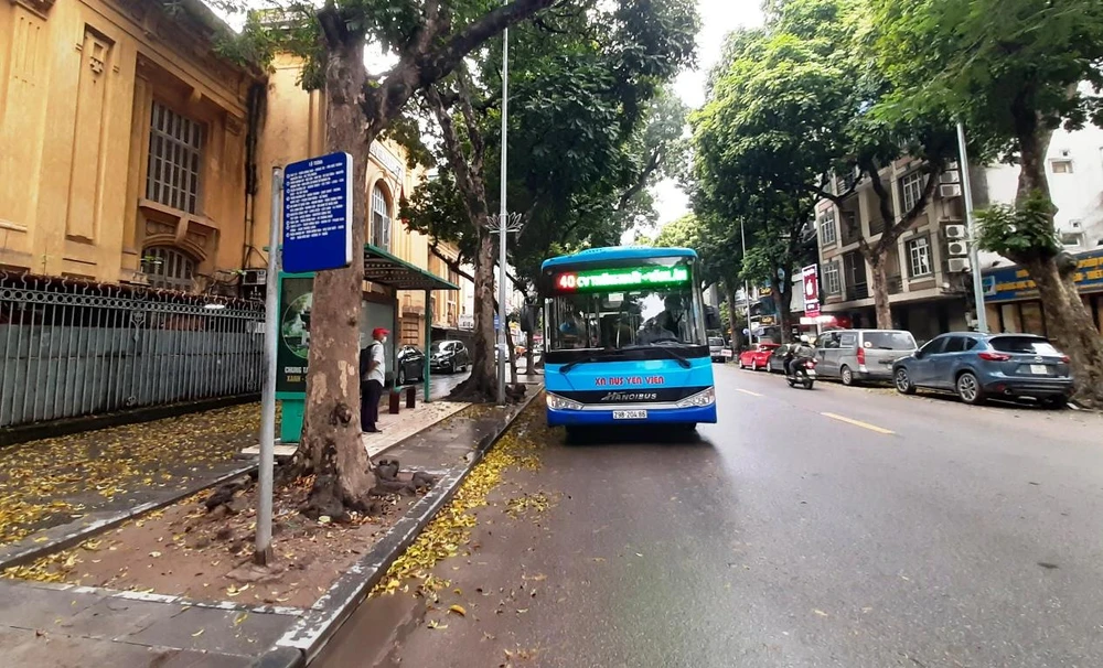 Hành khách đón xe buýt tại một điểm chờ trên đường Lê Thánh Tông, quận Hoàn Kiếm, Hà Nội. (Ảnh: Việt Hùng/Vietnam+)