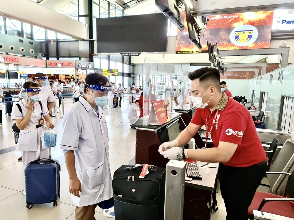Nhân viên Vietjet Air hỗ trợ làm thủ tục nhanh cho đội ngũ bác sỹ vào Thành phồ Hồ Chí Minh chống dịch COVID-19. (Ảnh: CTV/Vietnam+)