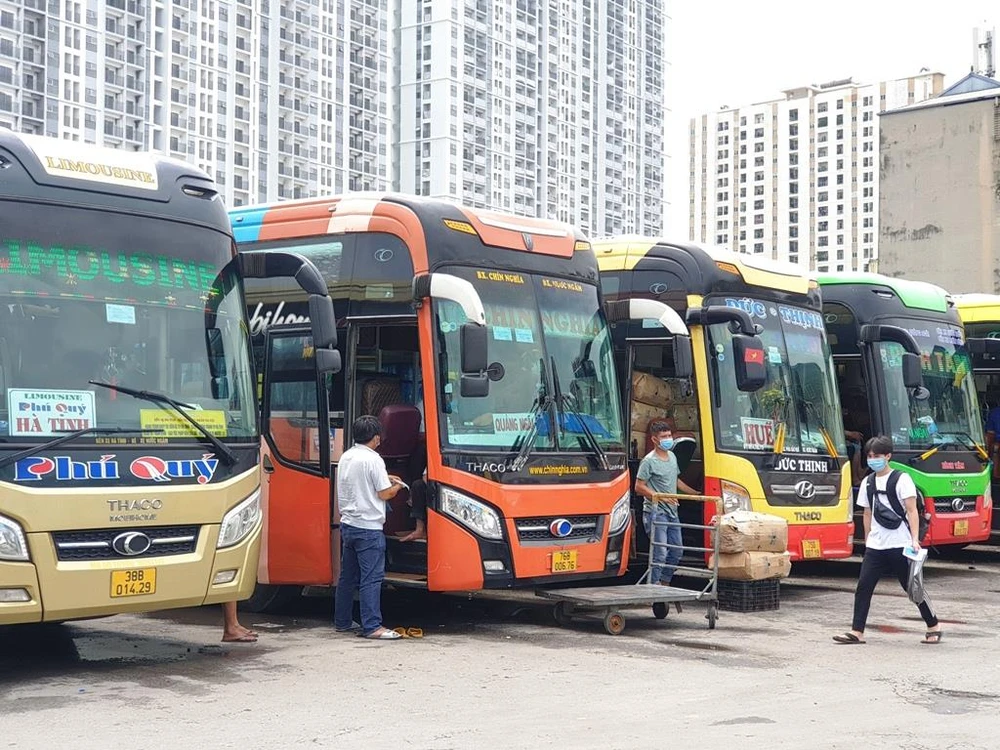 Phương tiện vận tải hành khách từ Hà Nội đi các tỉnh, thành phía Nam sẽ tạm dừng hoạt động. (Ảnh: CTV/Vietnam+)
