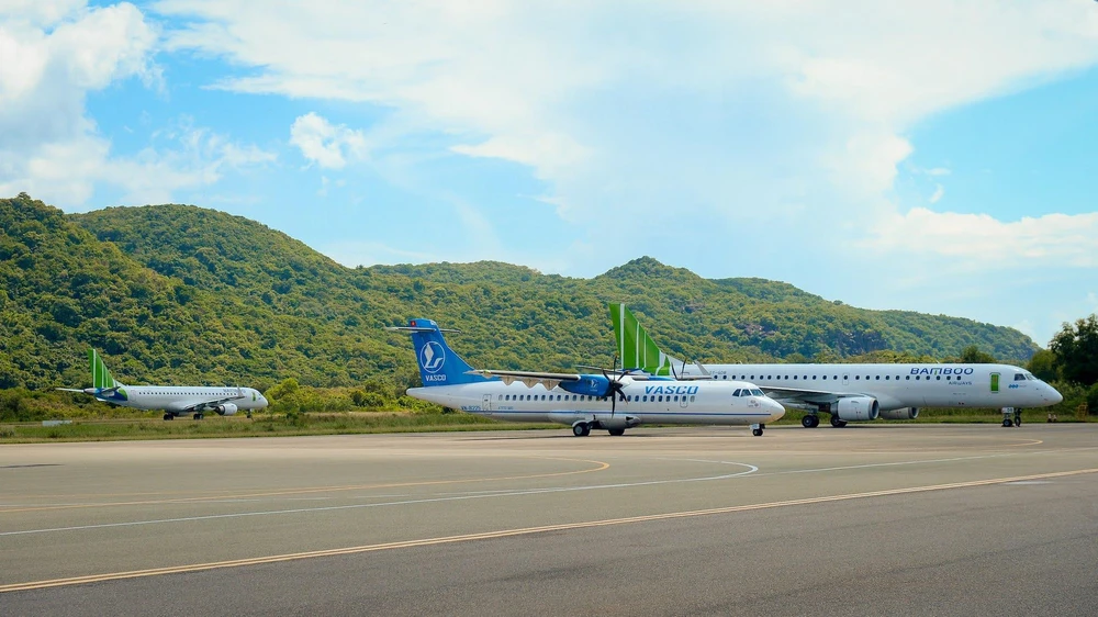Máy bay của hai hãng hàng không VASCO và Bamboo Airways khai thác tại sân bay Côn Đảo. (Ảnh: CTV/Vietnam+)