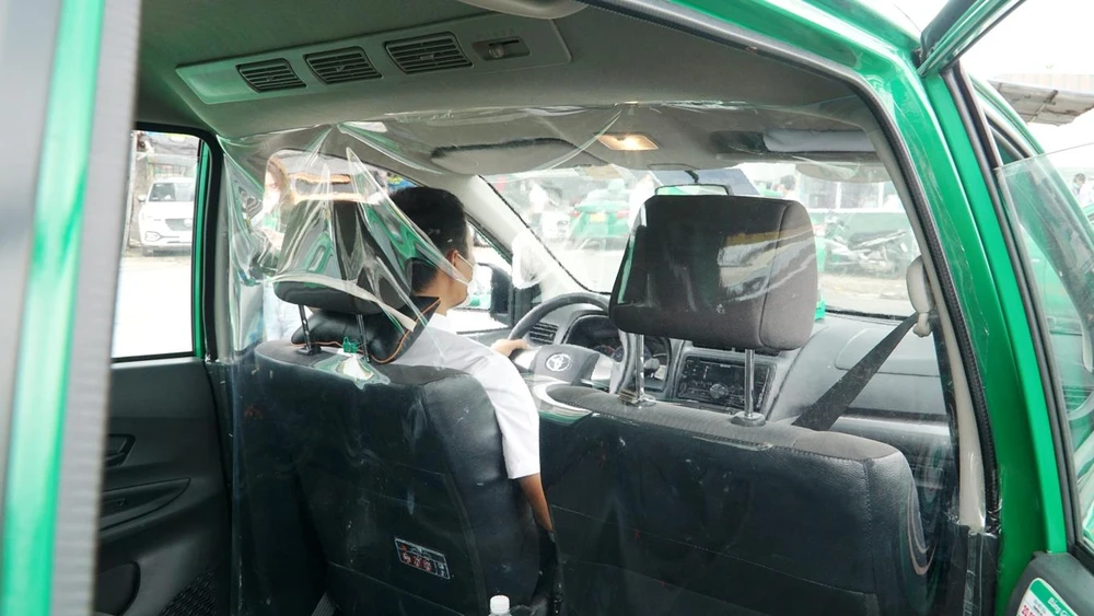 200 xe taxi Mai Linh được lắp vách ngăn nhựa trong suốt để đảm bảo phòng dịch cho tài xế và hành khách đi xe. (Ảnh: CTV/Vietnam+)