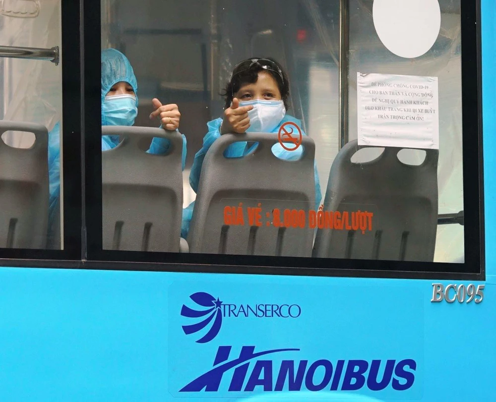 Xe buýt Hà Nội đưa các công dân F1 về các khu cách ly tập trung theo đúng quy định. (Ảnh: CTV/Vietnam+)