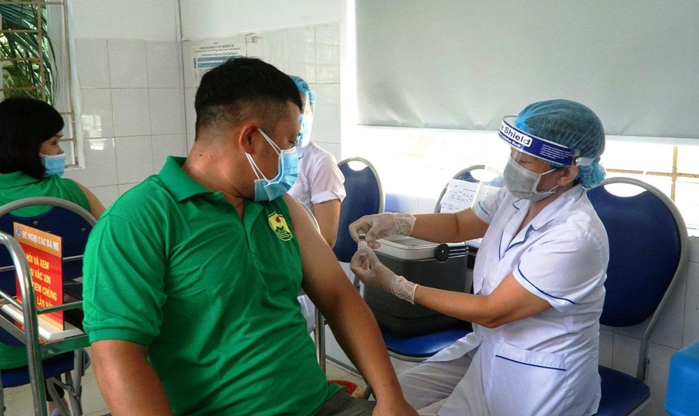 Đội ngũ lái xe của taxi Mai Linh tham gia phòng, chống dịch COVID-19 được tiêm vaccine. (Ảnh: CTV/Vietnam+)