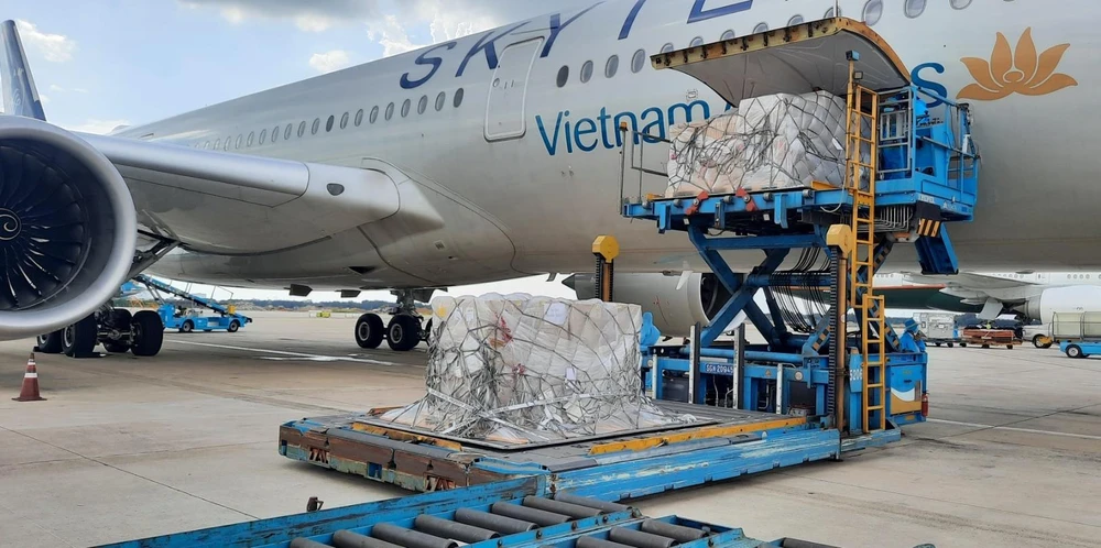 Hơn 203.000 bộ xét nghiệm nhanh COVID-19 được Vietnam Airlines vận chuyển miễn phí trên VN30 hành trình từ Frankfurt (Đức) đã hạ cánh tại Sân bay Tân Sơn Nhất. (Ảnh: CTV/Vietnam+)