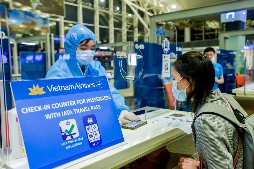 Hành khách xuất trình hộ chiếu, kết quả xét nghiệm COVID-19 trên ứng dụng IATA Travel Pass. (Ảnh: CTV/Vietnam+)