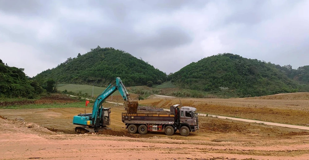 Nhà thầu lấy vật liệu đất đắp để thi công nền đường dự án cao tốc. (Ảnh: Việt Hùng/Vietnam+)