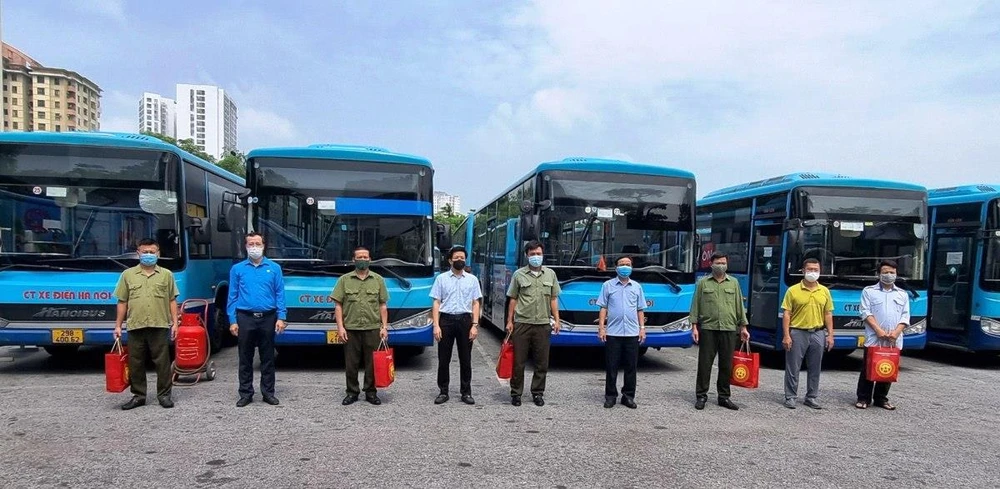 Công đoàn Tổng công ty Vận tải Hà Nội trao hỗ trợ những suất quà đến các công nhân lao động có hoàn cảnh khó khăn do ảnh hưởng của dịch COVID-19. (Ảnh: CTV/Vietnam+)