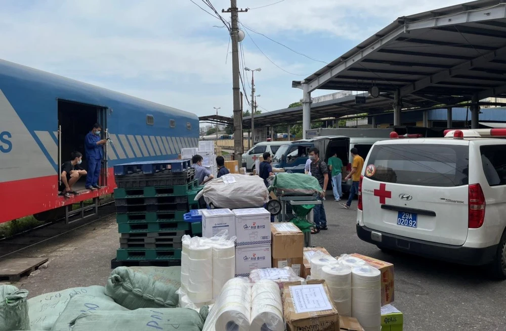 Ngành đường sắt đã liên tiếp vận chuyển nhiều chuyến hàng hóa miễn phí vào hỗ trợ miền Nam chống dịch COVID-19. (Ảnh: CTV/Vietnam+)