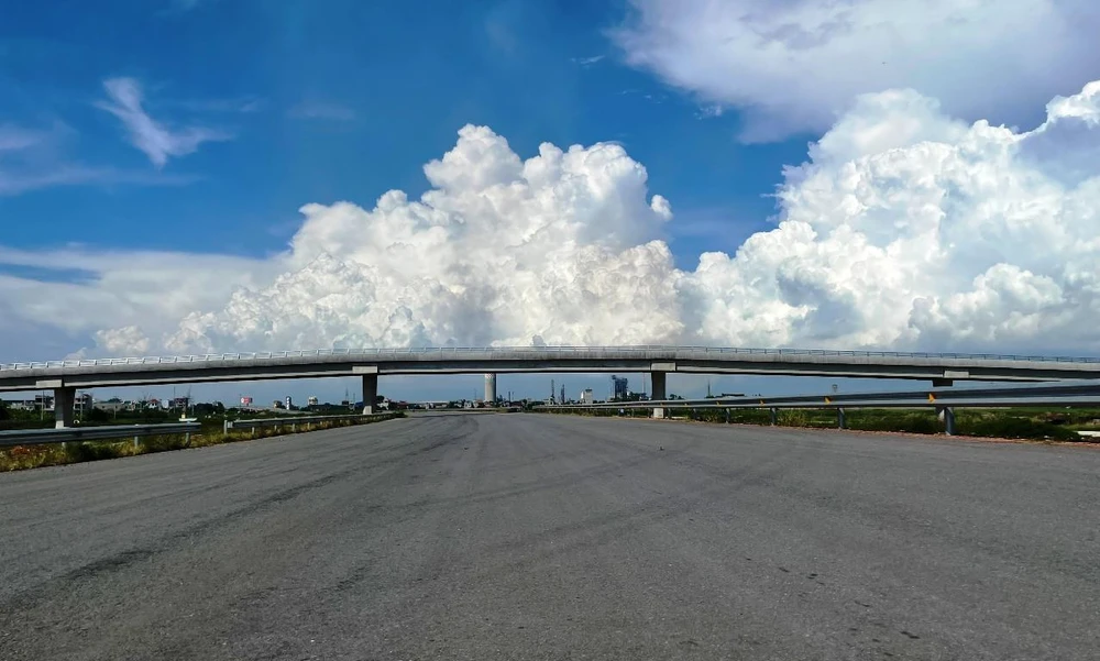 Tuyến đường cao tốc Cao Bồ-Mai Sơn đang sắp được hoàn thành và thông xe trong năm 2021. (Ảnh: Việt Hùng/Vietnam+)