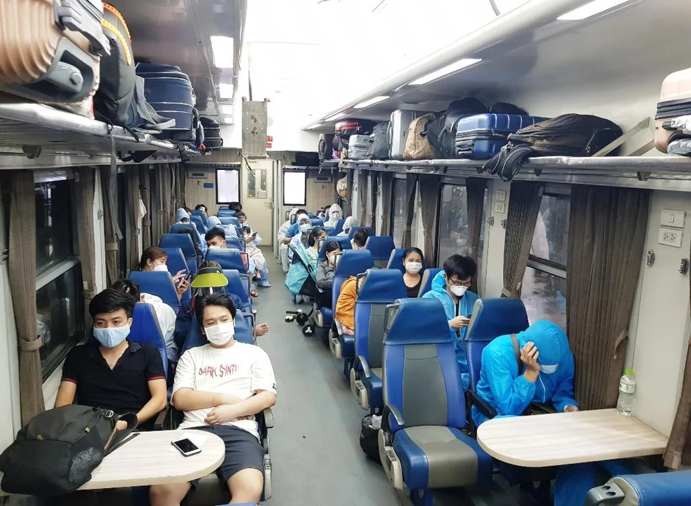 Hành khách tại Thành phố Hồ Chí Minh được ngành đường sắt vận chuyển về quê. (Ảnh: CTV/Vietnam+)