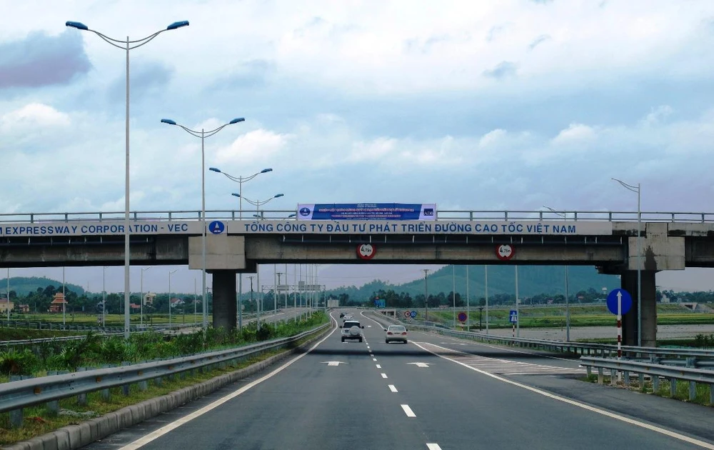 Phương tiện lưu thông trên dự án đường cao tốc Nội Bài-Lào Cai. (Ảnh: Việt Hùng/Vietnam+)