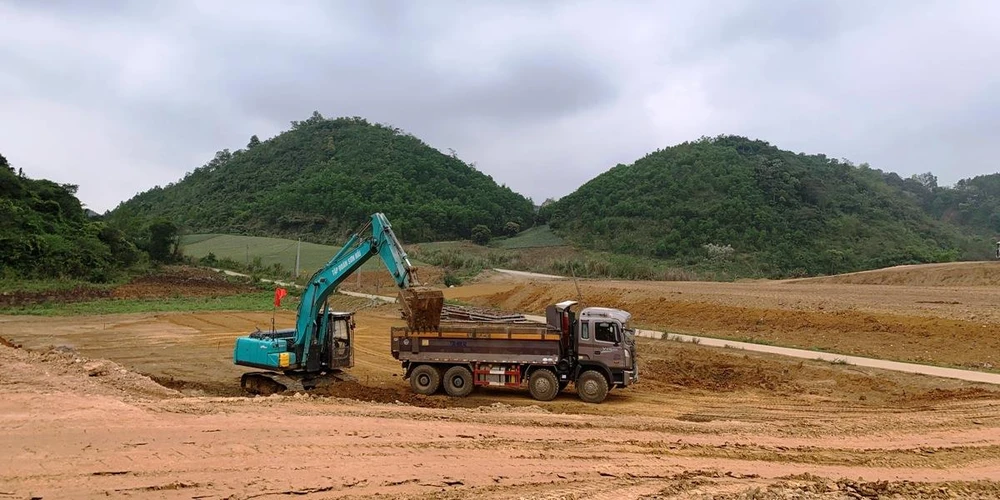 Một số dự án cao tốc Bắc-Nam đang thiếu hụt vật liệu đất đắp nền đường và nếu không tháo gỡ sẽ dẫn đến chậm tiến độ. (Ảnh: Việt Hùng/Vietnam+)
