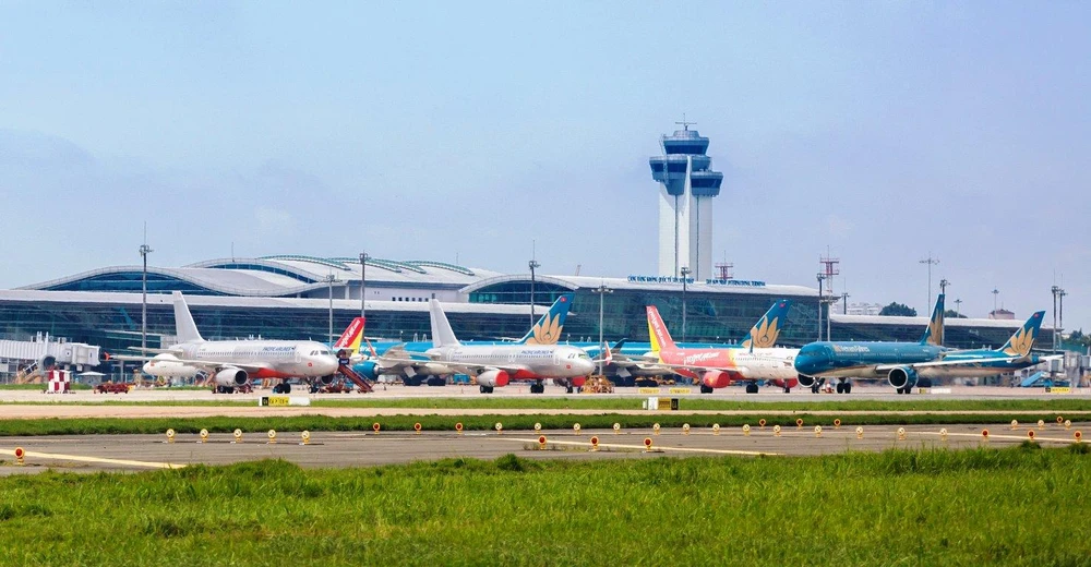 Thời gian qua, hàng không chủ yếu vận chuyển lực lượng chống dịch, khách công vụ và vận chuyển hàng hoá. (Ảnh: CTV/Vietnam+)