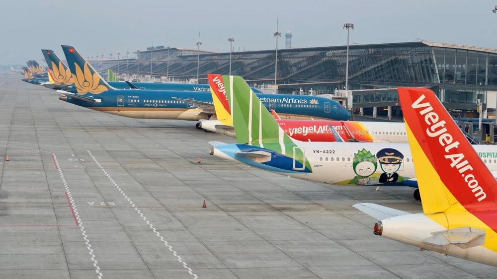 Máy bay của các hãng hàng không tạm dừng hoạt động tại sân bay Nội Bài do ảnh hưởng của dịch COVID-19 lần thứ 4. (Ảnh: CTV/Vietnam+)