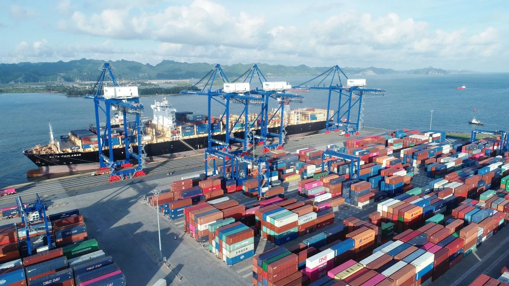 Bốc xếp container tại cảng Lạch Huyện. (Ảnh: CTV/Vietnam+)