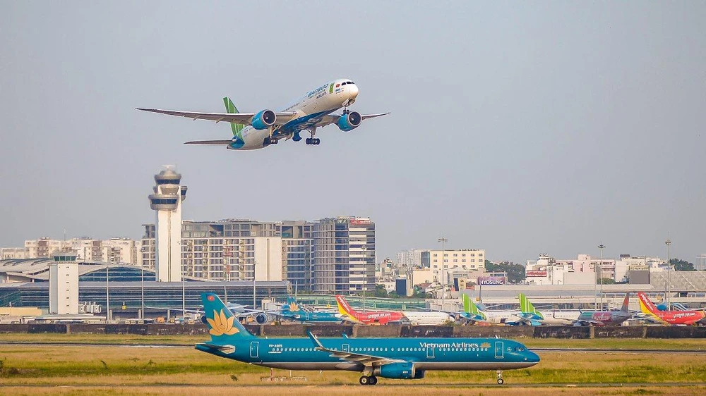 Các hãng hàng không đã nhanh chóng công bố mở lại hàng loạt đường bay nội địa từ ngày 10/10. (Ảnh: CTV/Vietnam+)