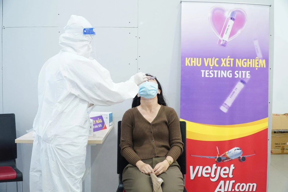 Vietjet Air tặng miễn phí xét nghiệm nhanh COVID-19 cho các hành khách khởi hành từ Thành phố Hồ Chí Minh. (Ảnh: CTV/Vietnam+)