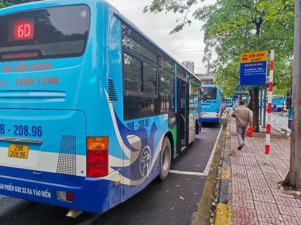 Xe buýt Hà Nội đã chính thức lăn bánh trở lại từ sáng 14/10. (Ảnh: Việt Hùng/Vietnam+)
