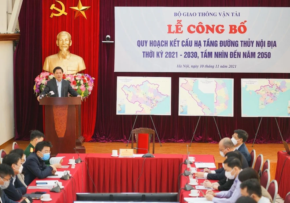 Bộ trưởng Bộ Giao thông Vận tải Nguyễn Văn Thể phát biểu tại hội nghị công bố quy hoạch kết cấu hạ tầng đường thủy nội địa thời kỳ 2021-2030, tầm nhìn đến năm 2050. (Ảnh: Việt Hùng/Vietnam+)
