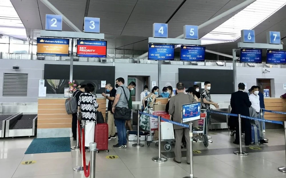 Với việc triển khai làm thủ tục trực tuyến, hành khách không phải xếp hàng dài chờ lấy vé để lên máy bay. (Ảnh: CTV/Vietnam+)