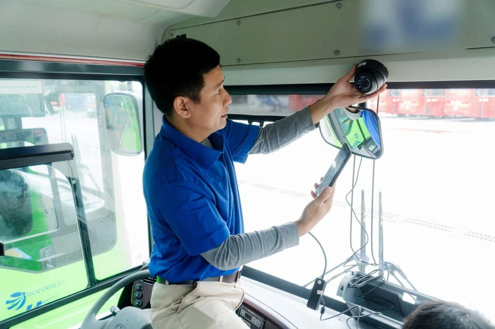 Xe kinh doanh vận tải đang khẩn trương lắp camera giám sát trên xe để xong trước thời điểm 31/12/2021. (Ảnh: CTV/Vietnam+)