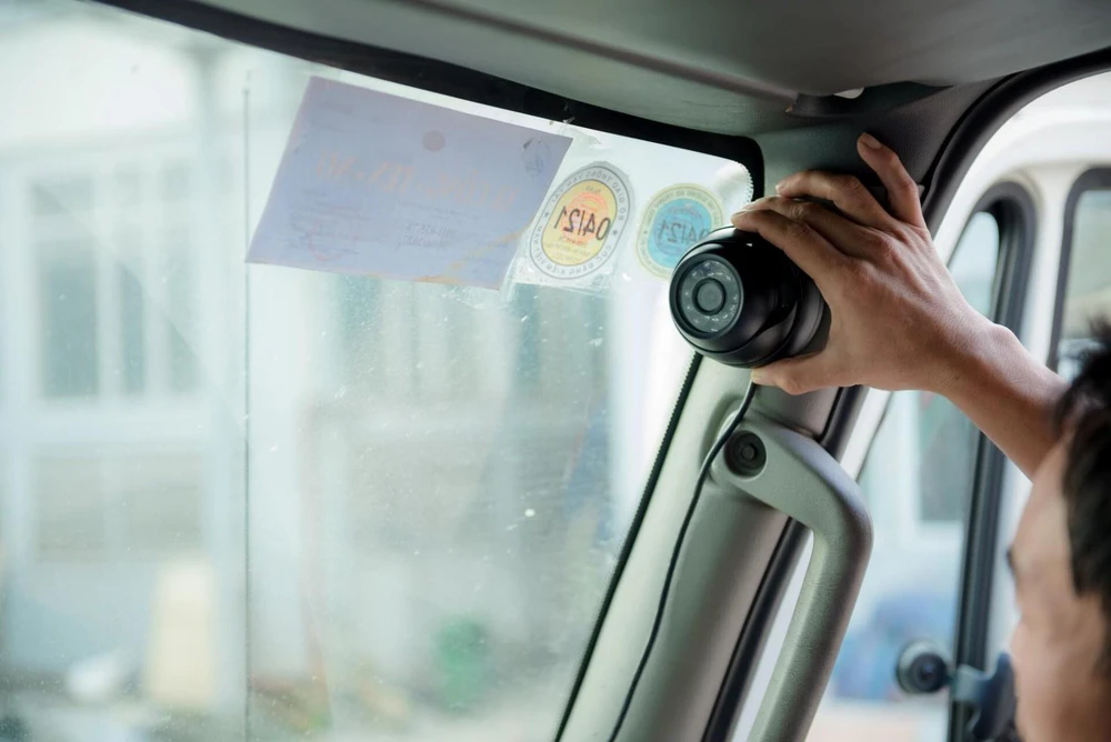 Lắp camera giám sát trên một phương tiện ôtô kinh doanh vận tải. (Ảnh: CTV/Vietnam+)
