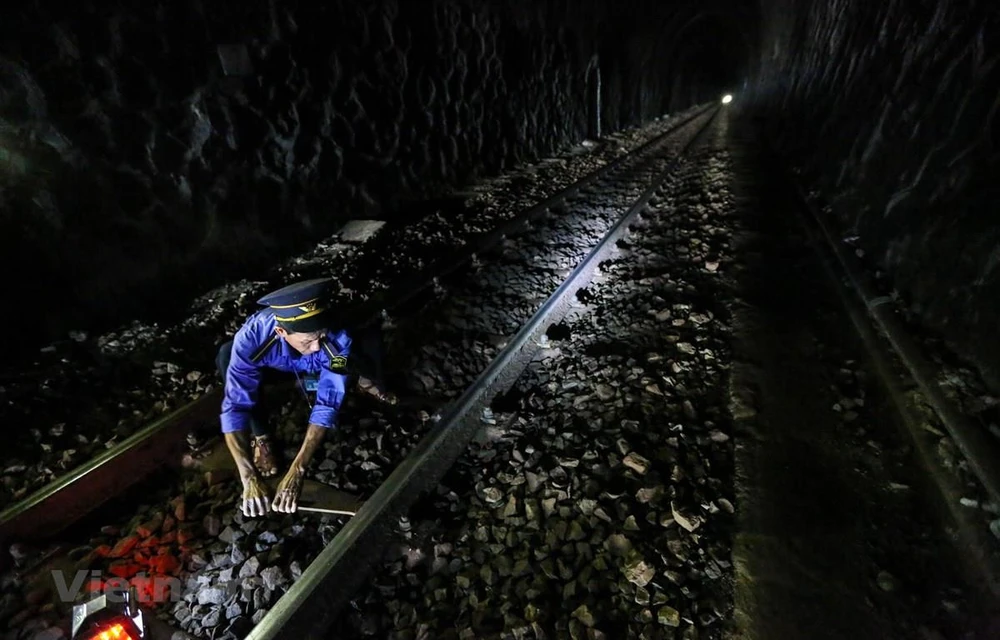 Nhân viên tuần đường đang tiến hành kiểm tra hạ tầng ray đường sắt quốc gia. (Ảnh: Minh Sơn/Vietnam+)