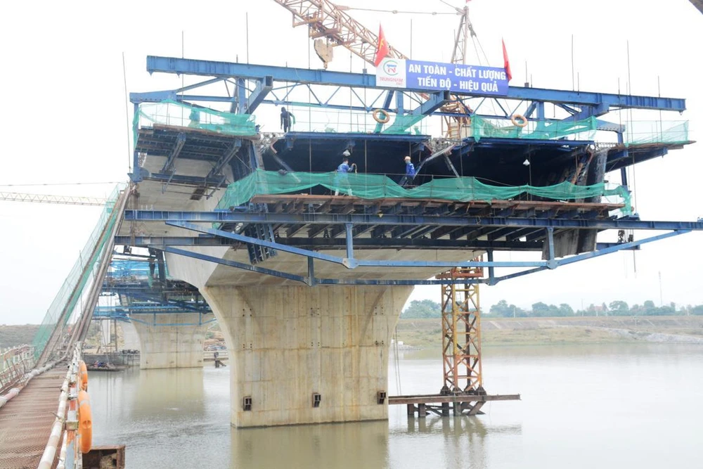 Thi công cầu Núi Đọ dài 1,9 km bắc qua sông Chu, huyện Thiệu Hóa, tỉnh Thanh Hóa tại dự án cao tốc Bắc-Nam đoạn Mai Sơn-Quốc lộ 45. (Ảnh: Việt Hùng/Vietnam+)