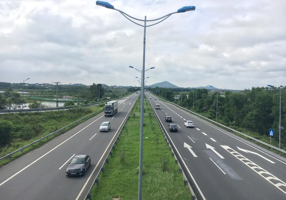 Phương tiện lưu thông trên một tuyến đường cao tốc đưa vào vận hành và khai thác. (Ảnh: CTV/Vietnam+)