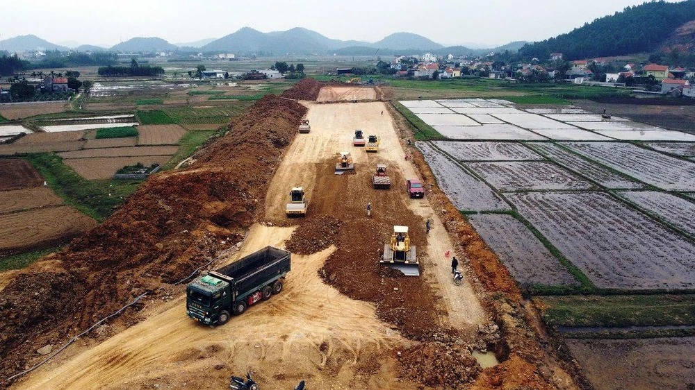Cao tốc Nghi Sơn-Diễn Châu đang được các nhà thầu tăng tốc thi công để đẩy nhanh tiến độ dự án. (Ảnh: Huy Hùng/Vietnam+)