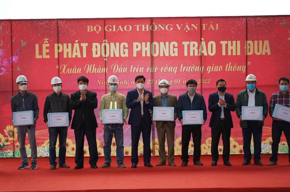 Lãnh đạo Bộ Giao thông Vận tải và tỉnh Ninh Bình trao quà động viên, khích lệ tinh thần cán bộ kỹ sư, người lao động trên công trường cao tốc Mai Sơn-Quốc lộ 45. (Ảnh: Việt Hùng/Vietnam+)