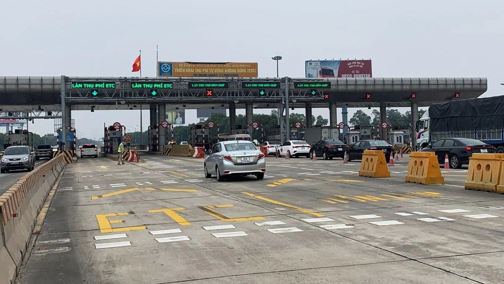 Phương tiện đi vào làn thu phí tự động không dừng trên tuyến cao tốc Hà Nội-Hải Phòng. (Ảnh: Việt Hùng/Vietnam+)