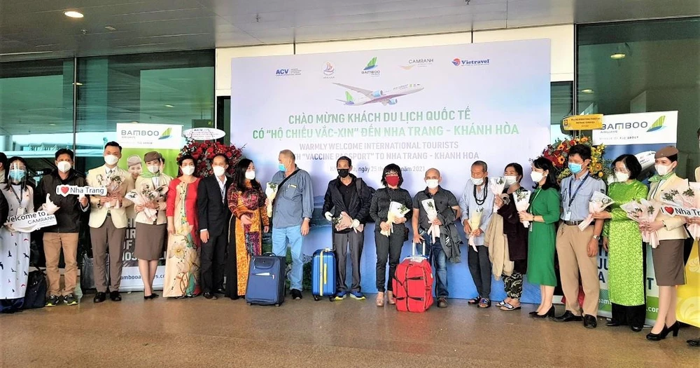 Những hành khách quốc tế đến Việt Nam trên chuyến bay của hãng hàng không Bamboo Airways. (Ảnh: CTV/Vietnam+)