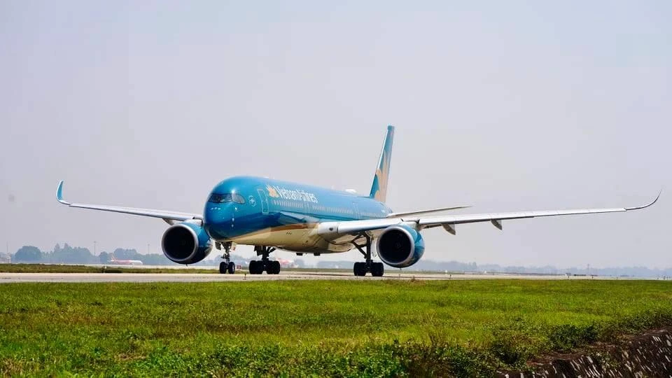 Máy bay Boeing 787-9 của hãng hàng không Vietnam Airlines đã đưa công dân Việt Nam từ Romania về nước đã hạ cánh xuống sân bay Nội Bài. (Ảnh: CTV/Vietnam+)