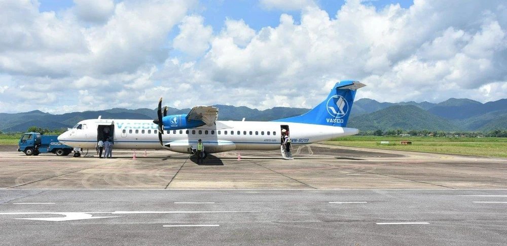 Máy bay ATR72 của hãng hàng không VASCO (thành viên của Vietnam Airlines) tại sân bay Điện Biên. (Ảnh: CTV/Vietnam+)