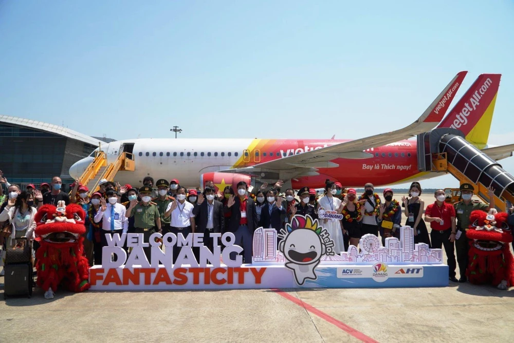 Đại diện lãnh đạo thành phố Đà Nẵng, sân bay và Vietjet chào mừng chuyến bay quốc tế đầu tiên đến Đà Nẵng. (Ảnh: CTV/Vietnam+)