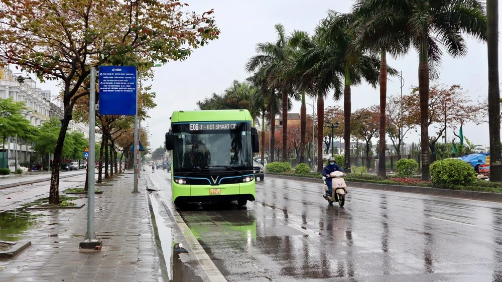 Hà Nội vừa đưa tuyến buýt điện E06 lộ trình Bến xe Giáp Bát-Khu đô thị Smart City vào hoạt động từ 1/4. (Ảnh: CTV/Vietnam+)