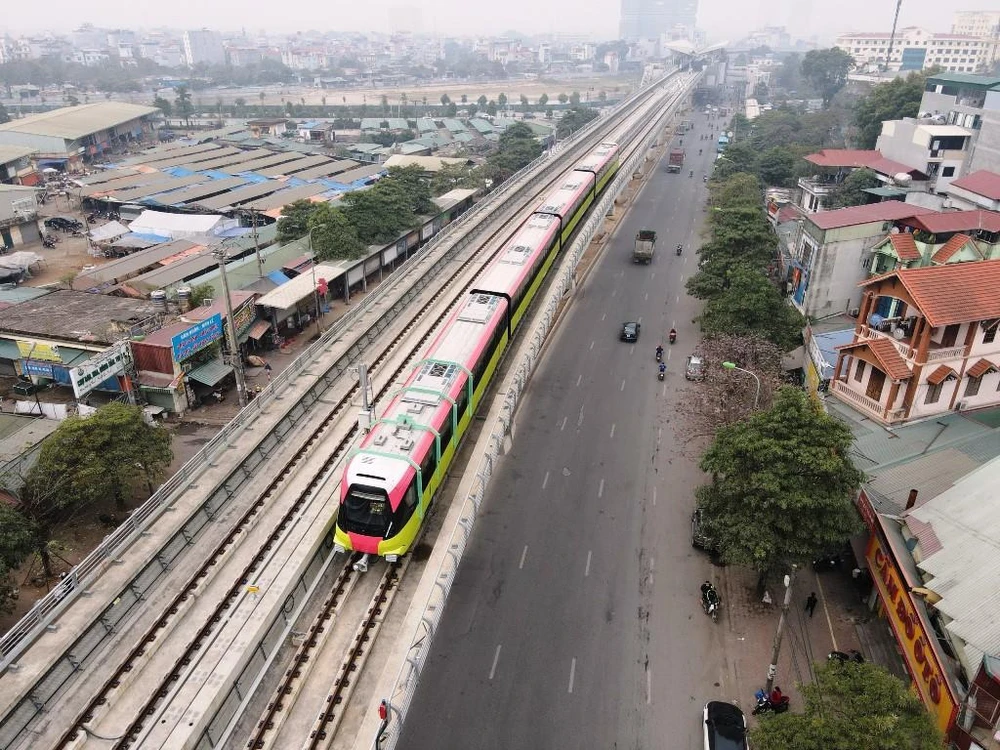 Chạy thử vận hành đoàn tàu Nhổn-ga Hà Nội đoạn trên cao. (Ảnh: CTV/Vietnam+)
