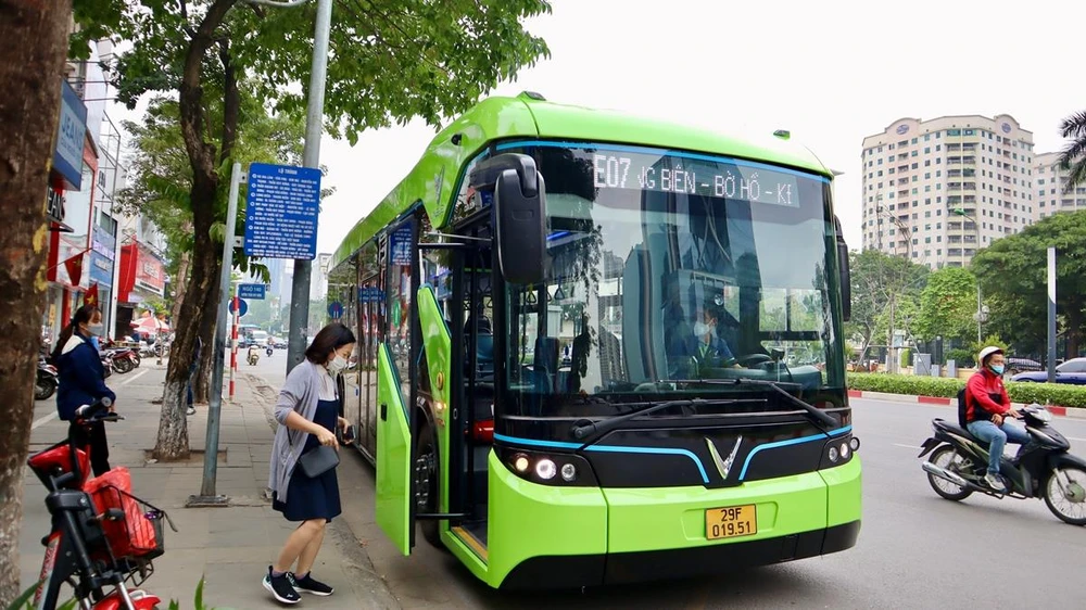Hà Nội vừa đưa tuyến buýt điện E07 lộ trình Long Biên-Bờ Hồ-Khu đô thị Vinhomes Smart City từ 20/4. (Ảnh: CTV/Vietnam+)